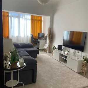 An Elegant & Cozy Amadora
